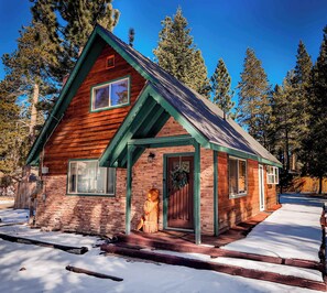 Exterior - Charming Cherokee Cabin – Secluded Stay for 6 Just 10 Minutes to Tahoe! (South Lake Tahoe)