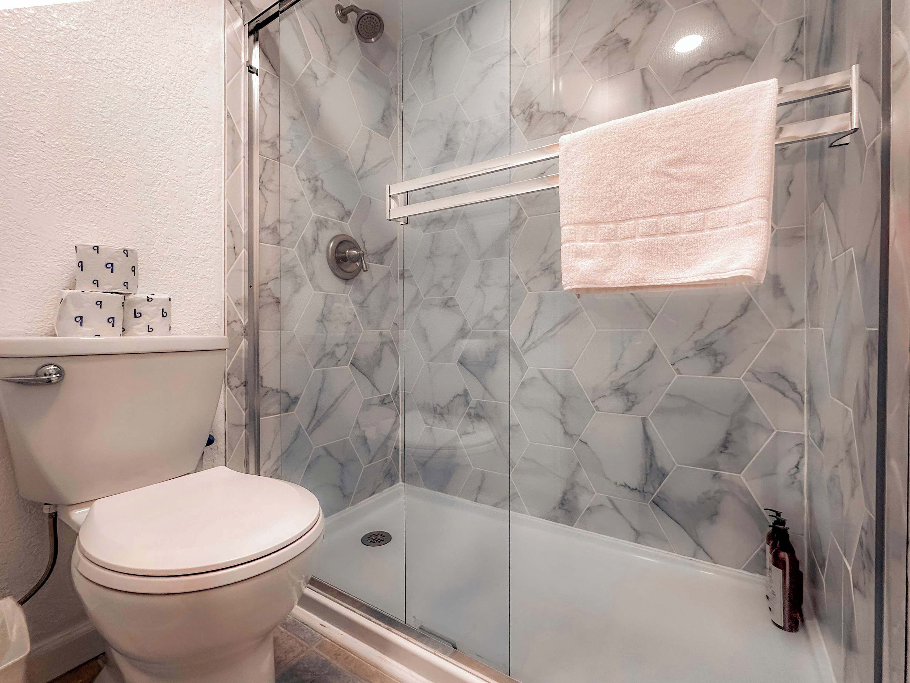 Douche, sèche-cheveux, serviettes fournies, shampoing