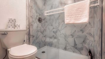 Douche, sèche-cheveux, serviettes fournies, shampoing