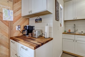 Enjoy cooking in this kitchen with a toaster and coffee maker, plus a map for planning your stay.
