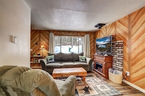 TV, fireplace