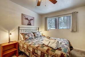 2 bedrooms, iron/ironing board, travel cot, WiFi - Whispering Pines Cabin - Family and pet friendly abode (South Lake Tahoe)