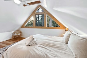 2 bedrooms, WiFi, bed sheets - Augie’s Authentic Log Cabin! Pets Welcome! (South Lake Tahoe)