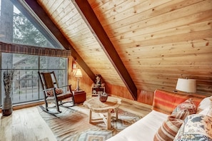 TV, fireplace - Woodland Escape - Cute little cabin in the woods! (South Lake Tahoe)