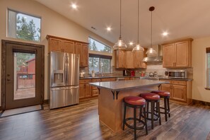 Fridge, microwave, oven, stovetop - Silver Pines - Private home on the Meadow (South Lake Tahoe)