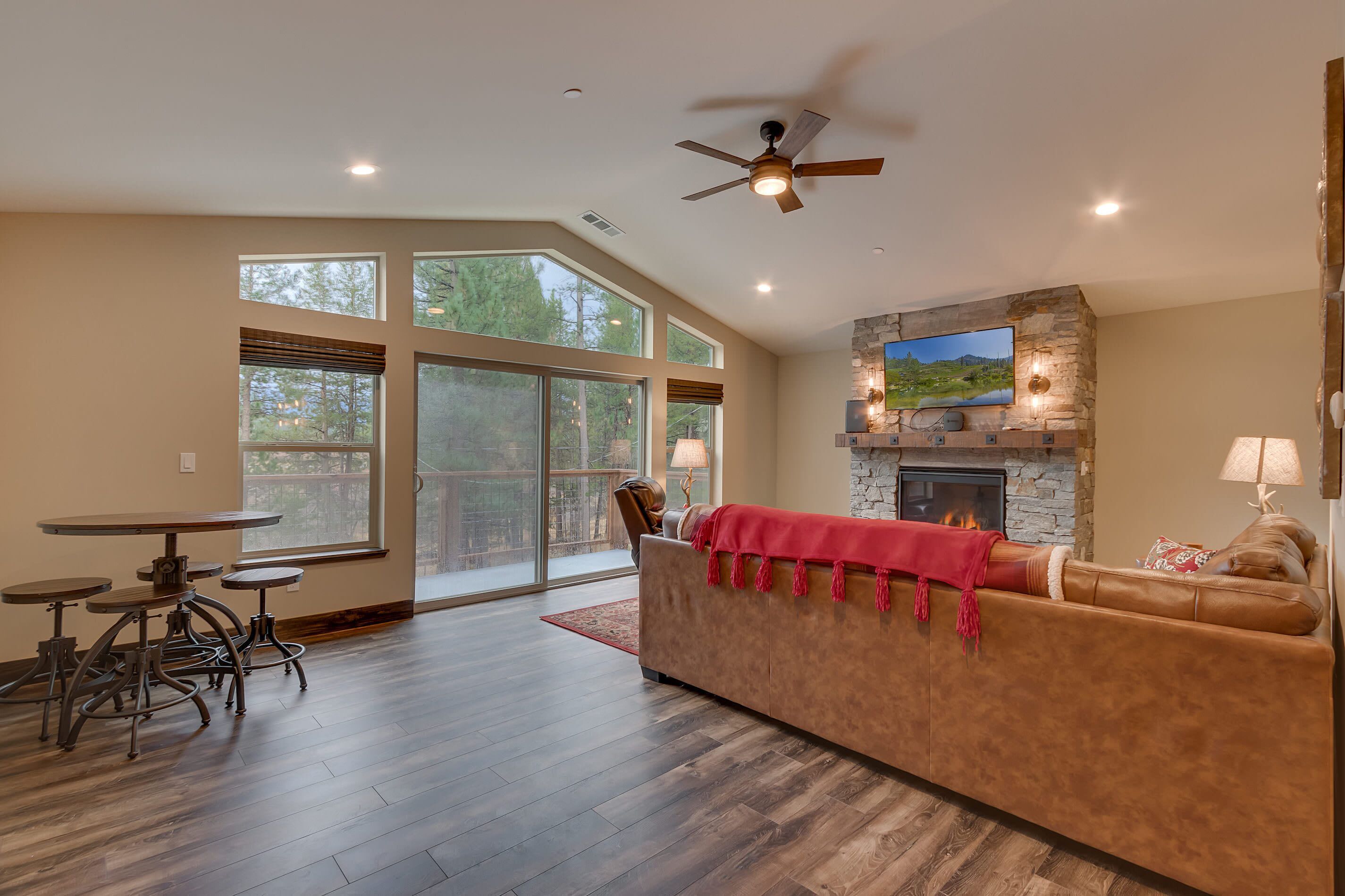 Télévision, cheminée