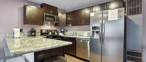 Frigorifero, microonde, forno, piano cottura