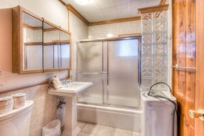 Een douche, een haardroger, shampoo