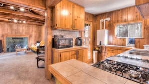 Coffee/tea maker, fridge, microwave, oven - Badger Basin - Prime Location - Pet Friendly! (South Lake Tahoe)
