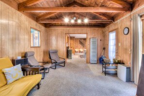 Televisión, chimenea, videojuegos y reproductor de DVD 