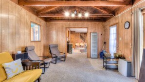 TV, fireplace, video games, DVD player - Badger Basin - Prime Location - Pet Friendly! (South Lake Tahoe)