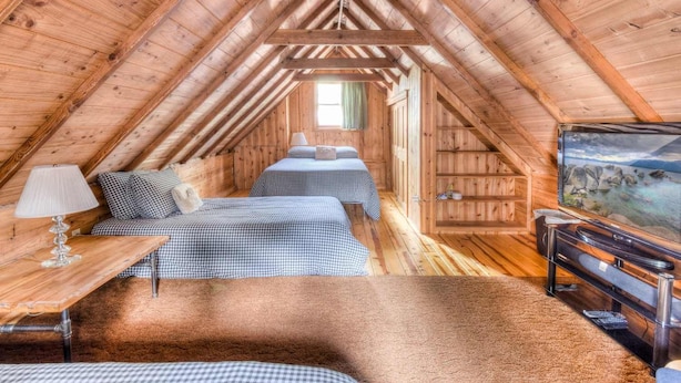 2 bedrooms, WiFi, bed sheets - Badger Basin - Prime Location - Pet Friendly! (South Lake Tahoe)