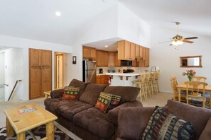 TV, caminetto, videogiochi, lettore DVD