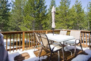 Outdoor dining - Moonlight Ridge - 30+ Day Vacation Home Rental (South Lake Tahoe)