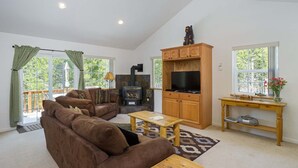 Living area - Moonlight Ridge - 30+ Day Vacation Home Rental (South Lake Tahoe)