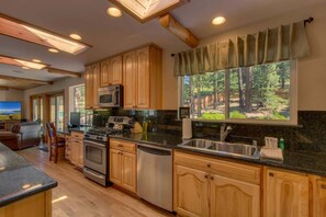 Fridge, microwave, oven, stovetop - Prima Del Norte - Hot tub, Pool Table, Arcade Game! (South Lake Tahoe)