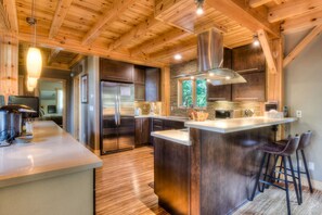 Fridge, microwave, oven, stovetop - Shining Shire - Sauna, steam shower, very cool! (South Lake Tahoe)