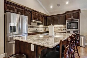 Kylskåp, mikrovågsugn, ugn och spishäll