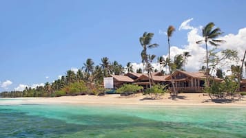 Plage à proximité, chaises longues, serviettes de plage