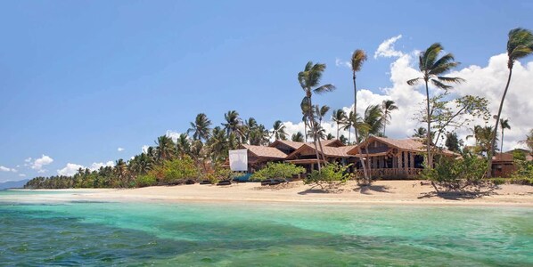 Nära stranden, solstolar och strandhanddukar