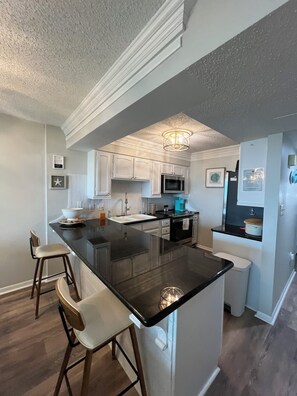 冷蔵庫、電子レンジ、オーブン、コンロ