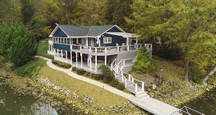 Lake Keowee Home w Dock, Kayaks, Hot Tub!