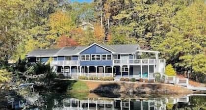 Lake Keowee Home w Dock, Kayaks, Hot Tub!