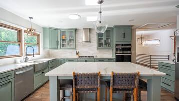 Réfrigérateur, micro-ondes, four, lave-vaisselle