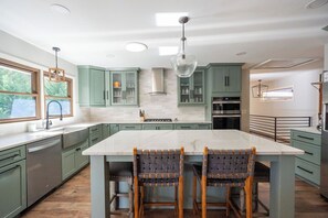 Réfrigérateur, micro-ondes, four, lave-vaisselle