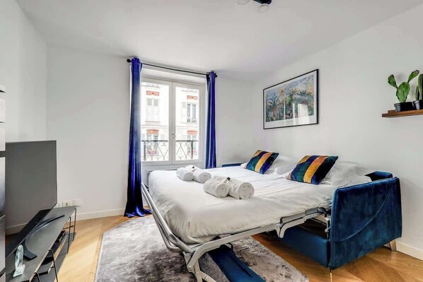 Iron/ironing board, WiFi, bed sheets