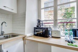 Ovn, oppvaskmaskin, kaffetrakter/tekoker og brødrister