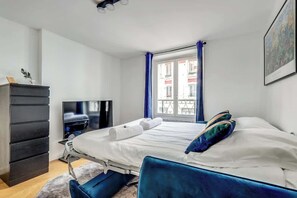 Iron/ironing board, WiFi, bed sheets