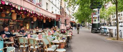 تناول الطعام بالخارج