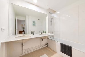 Shower, hair dryer, shampoo - Jardin du Luxembourg-10min & Close to Montparnasse (Paris)