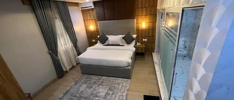 Departamento económico, balcón, vista a la ciudad | 1 habitación, escritorio y espacio para trabajar con laptop