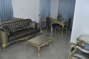Apartamento econômico, sacada, vista para a cidade | Área de estar