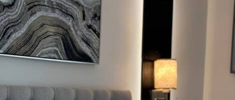 2 室のベッドルーム、セーフティボックス (室内)、デスク、アイロン / アイロン台