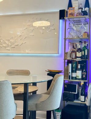 Dining - Modern 2BDR with fireplace & and Lounge (New York)