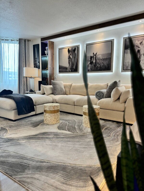 Smart TV, fireplace, books, stereo - Modern 2BDR with fireplace & and Lounge (New York)