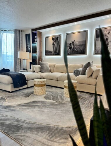 Modern 2BDR with fireplace & and Lounge