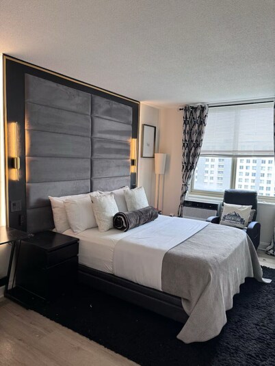 Modern 2BDR with fireplace & and Lounge