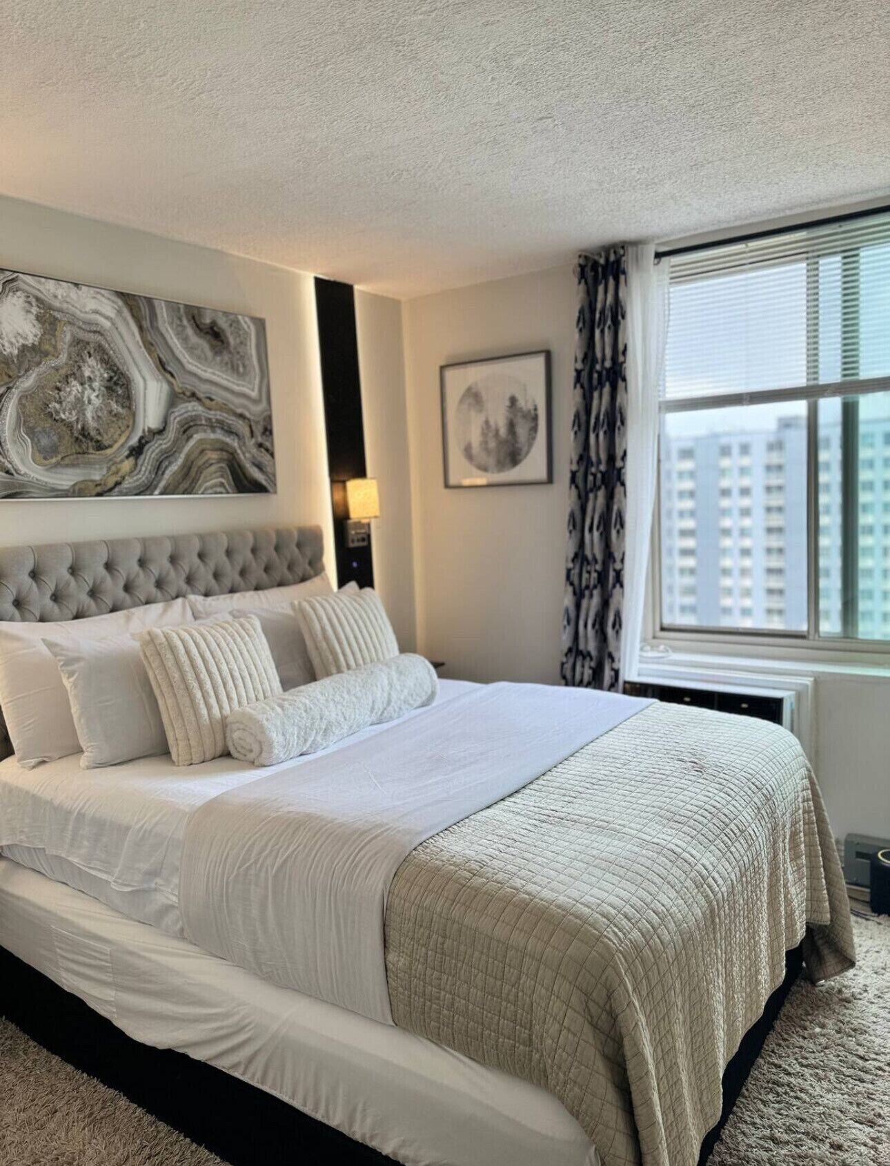 2 habitaciones, caja de seguridad en la habitación y escritorio 