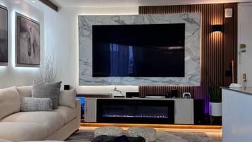 Smart TV, fireplace, books, stereo