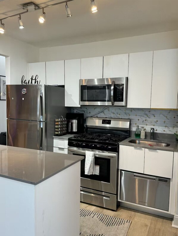Refrigerador, microondas, horno, placa de cocina