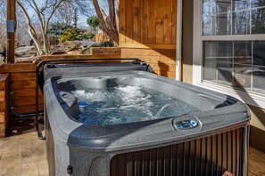 Outdoor spa tub - The Lure Lux: Theater Room + Pool Table + Hot Tub! (Lake Lure)