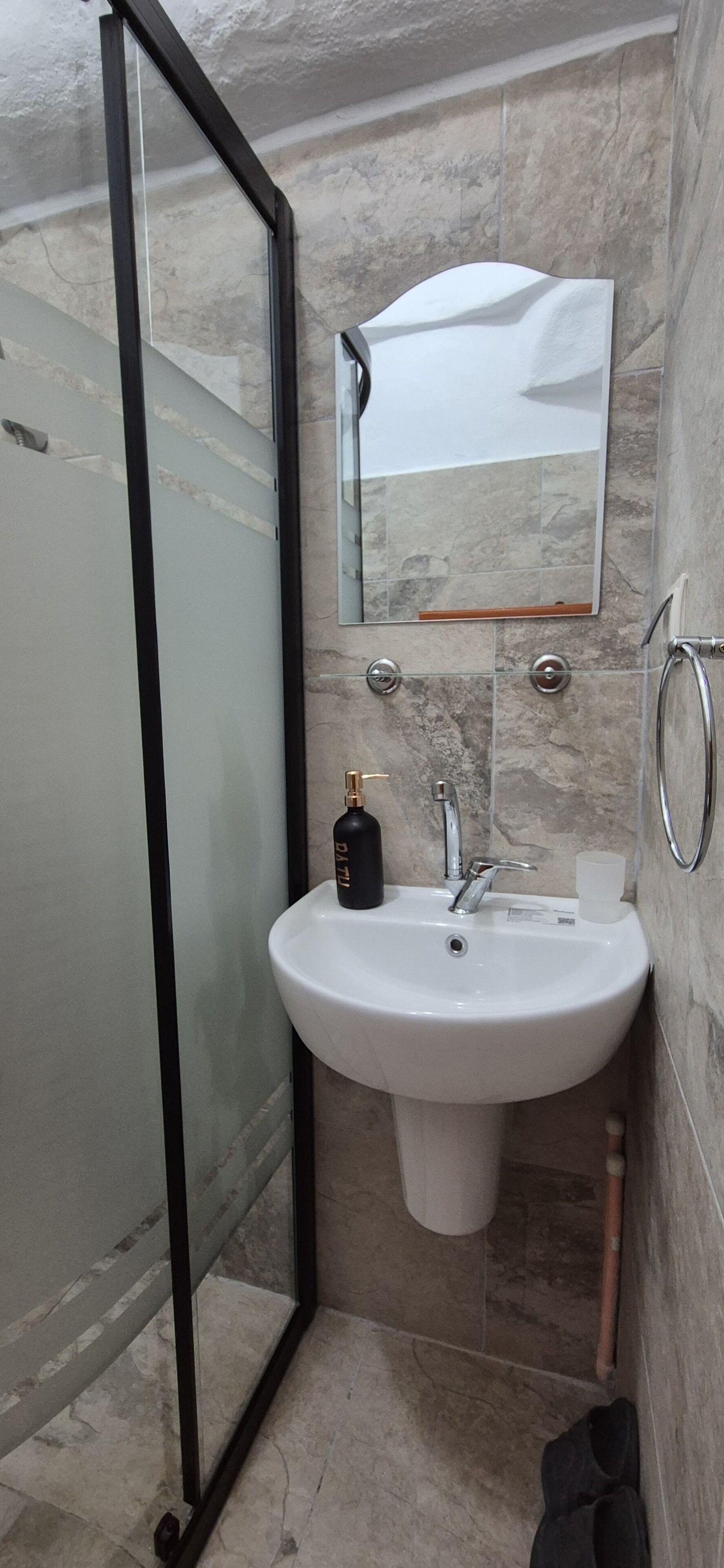 Sèche-cheveux, serviettes fournies, savon, papier toilette