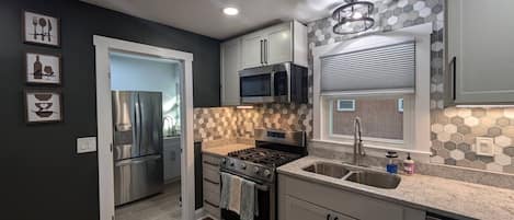 Refrigerador, microondas, horno, placa de cocina