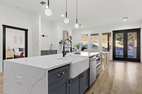 Master suite/ Soaking Tub/ Spacious Kitchen