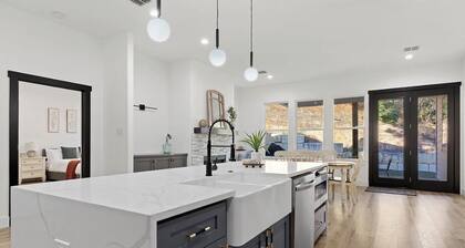 Master suite/ Soaking Tub/ Spacious Kitchen