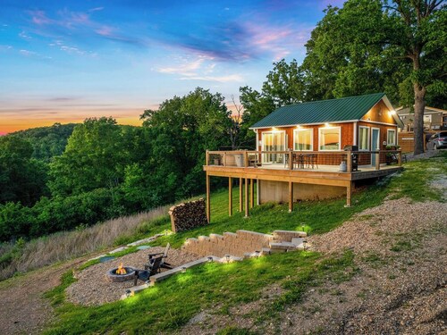 Views! Private Hot tub and Fire Pit! Lux Couple's Retreat